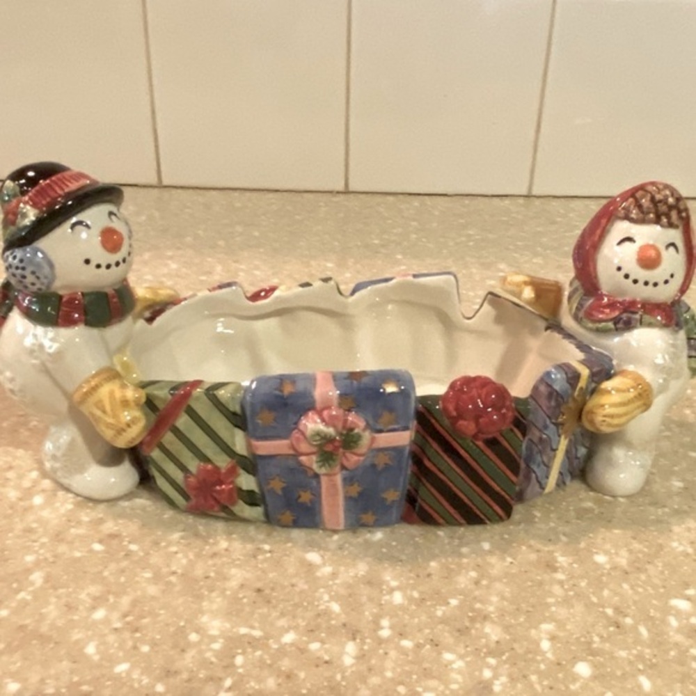 Fabulous Fitz and Floyd Classics Handcrafted container. Snowmen/gifts. 5x11x5”.